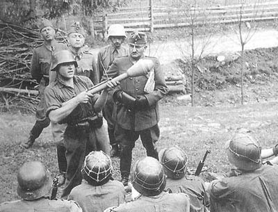 Hungarian infantry learn about the Panzerfaust Hungarian infantry learn about the Panzerfaust