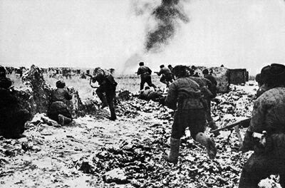 Attacking Soviet infantrymen Attacking Soviet infantrymen
