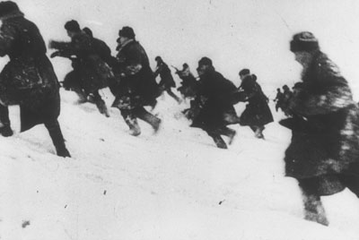 Soviet riflemen advance through the snow Soviet riflemen advance through the snow