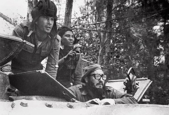 Fidel Castro looking out the hatch of an SU-100