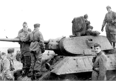Fallschirmjäger inspecting a captured T-34